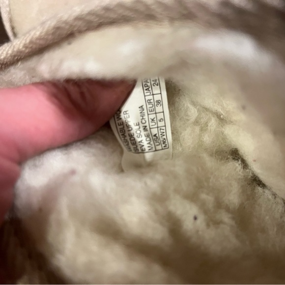 Emu Ridge tan fuzzy boots - Picture 3 of 6